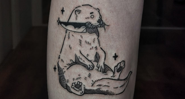 Cute Otter holding à knife tattoo